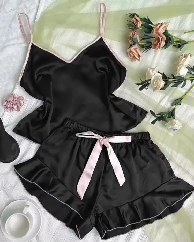 Satijnen pyjamaset met ruches